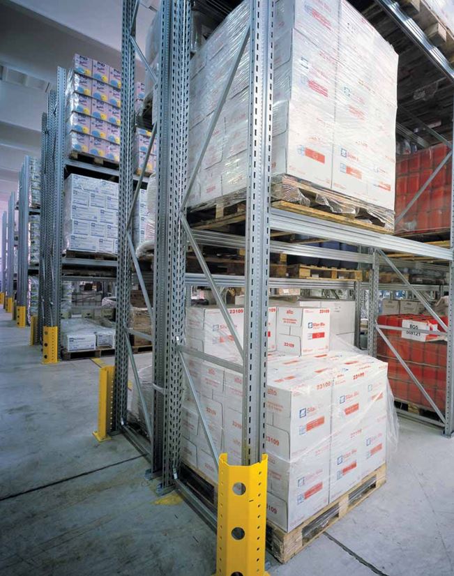 Palettenregal VA90 mit Paletten und Anfahrschutz