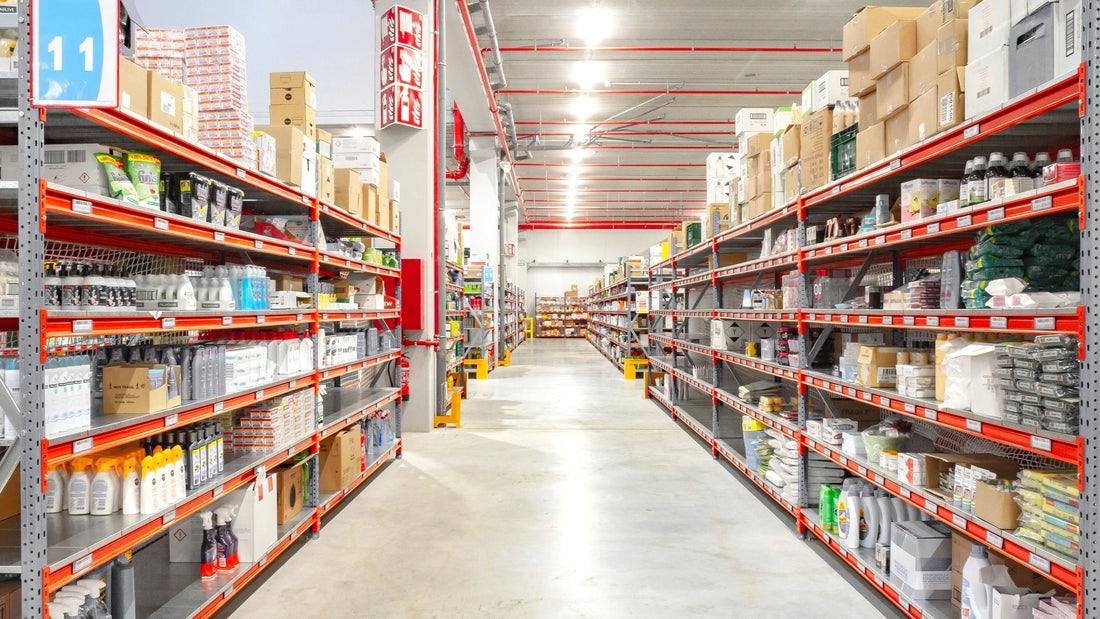 Weitspannregale im Baumarkt mit Ware befüllt