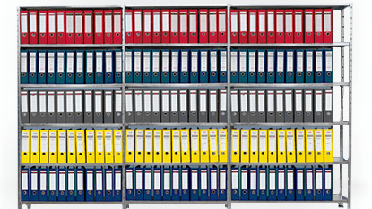 Akten-Ordnerregal mit Ordnern befüllt